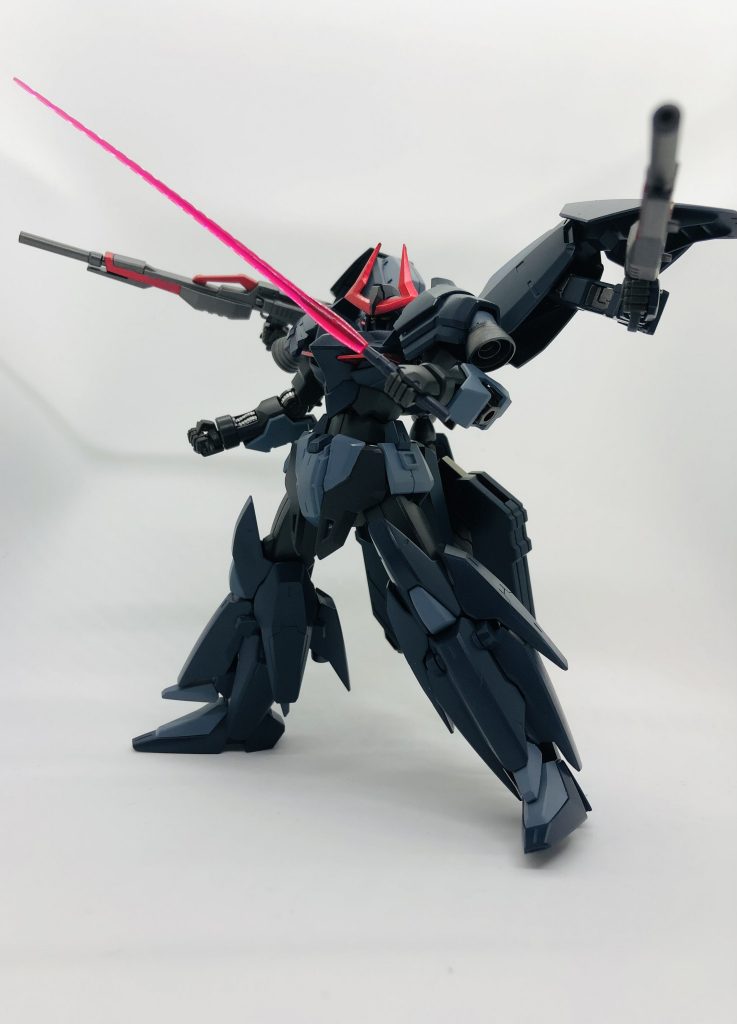 サブアームでライフルを装備、近接格闘はビームサーベルで戦うスタイル🙄