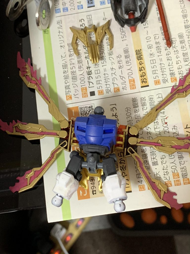 三国創傑伝の下半身はSDとして優秀だなと思いますが肉抜きが多いのでランナーとパテで補強。背中は隙間が開くのでプラ板を噛ませつつ接着剤で固定してます。