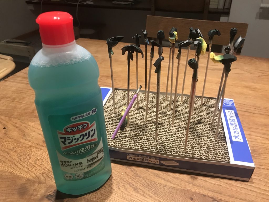 ベースカラーの黒や緑はいい感じに進みました。紫のメタリックカラーもよいアクセントになりました。ここまでは順調で楽しかったのですが、最大の難関が…