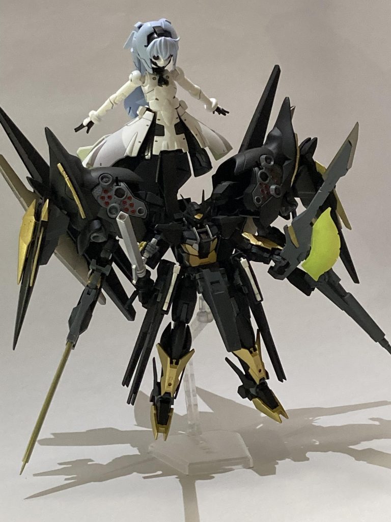 GBNのメンバー全員を敵に回して戦うことを想定したら、GNソード、GNバスターライフル、ミサイル、ビームサーベル、レールガン、拡散ビーム砲、ファンネル(ファング)、と武装を増やして全対応できるようにした。