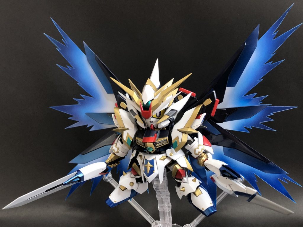 光の翼を展開、更に剣もパワーアップ。自由の剣とハルバード。機械の技術を取り入れた最新式の武器。