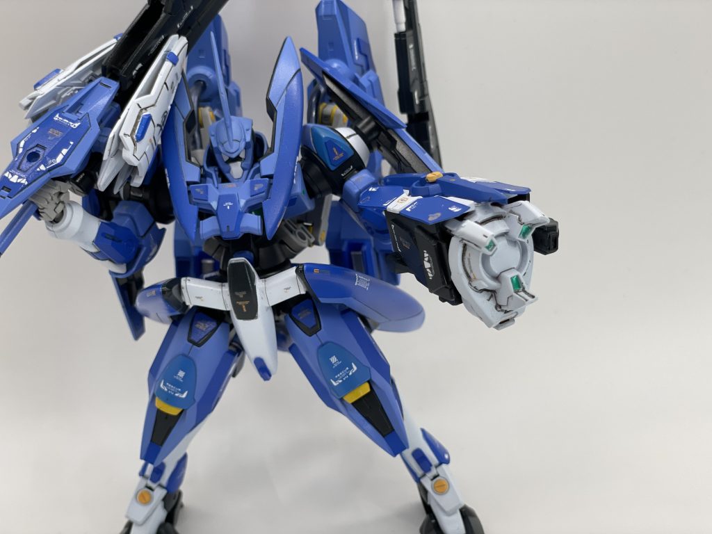 サブにブースターガントレット!!ダブルオーみたいに粒子放出でガードする様な盾を作ろうと考えたら、アストレアのスラスターが私的に鉤爪に見えたのでミキシングで腕に着けるブースターを作製しました(笑)