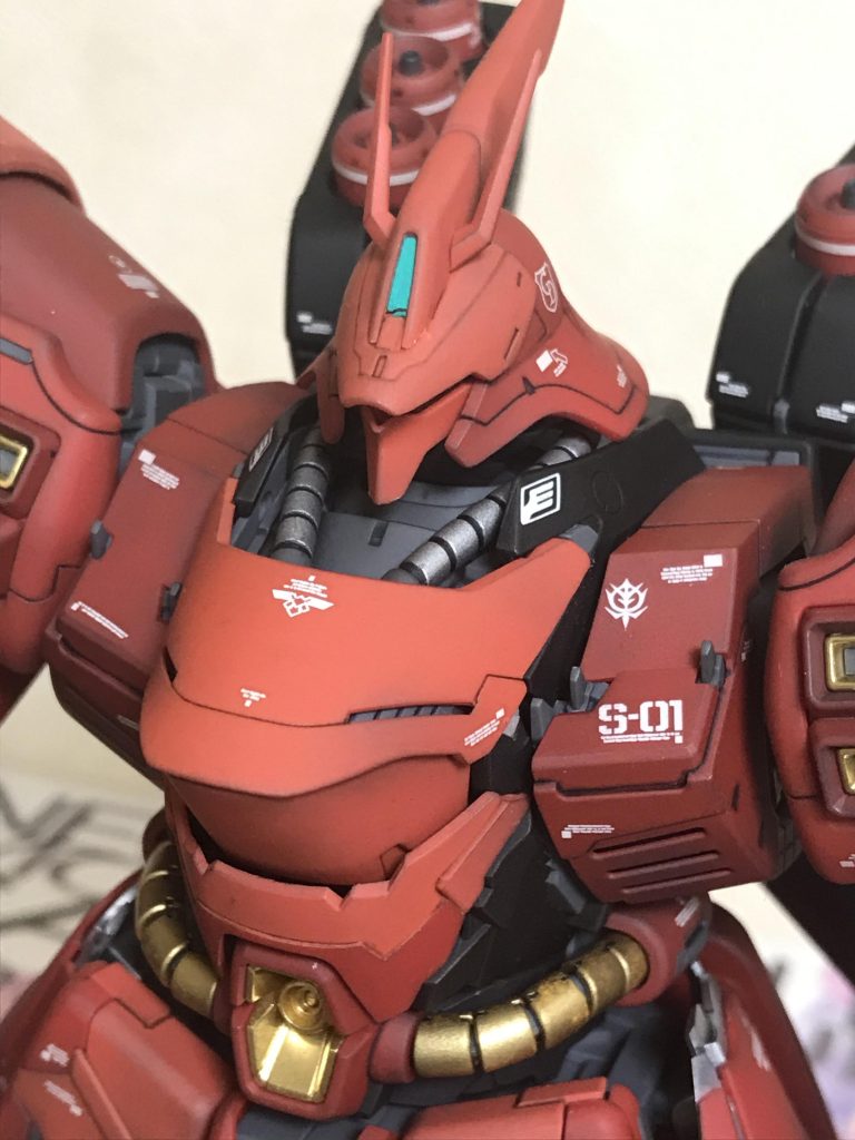 アップで。写真撮るまで気づきませんでしたが、頭のセンサー部のデカールが破れてますね…。飾る分には見えないので気にしないですけど!