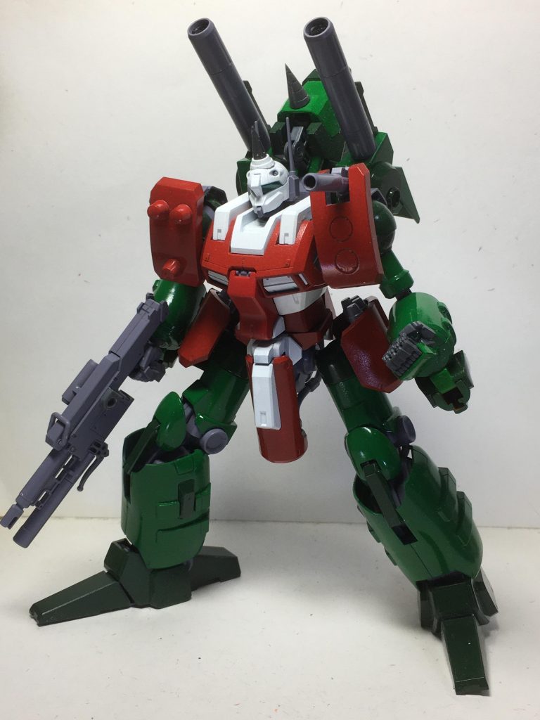 ”ビーム・ガン”左肩の走行から出てる小型のキャノン。威力は弱く、主な用途として牽制や威嚇などで使われる。