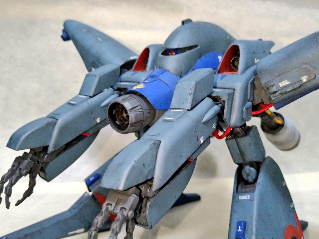 頭は収納式で、モノアイスリットから覗いてます。