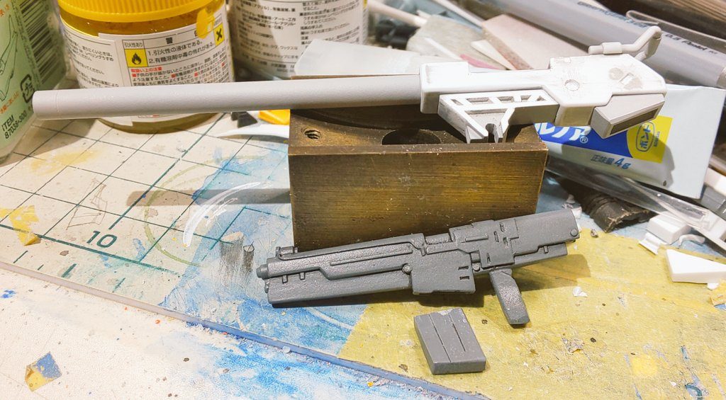 武器類はプラ材で作った。