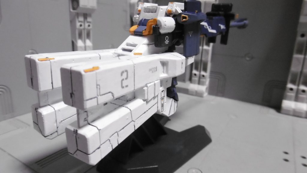 ユニットは重ね塗りでダークブルーからホワイトへ。実はスミ入れではなく、デザインナイフでモールドを彫り直した痕です。重ね塗りによってモールドが埋まってしまい、可視化はできているもののスミ入れ塗料が乗らなくなり、うっすらと見える線に沿ってデザインナイフの刃を当て、一発勝負でバシュッと。線がガタガタなのはそのためで、出ている線は成型色のダークブルー。