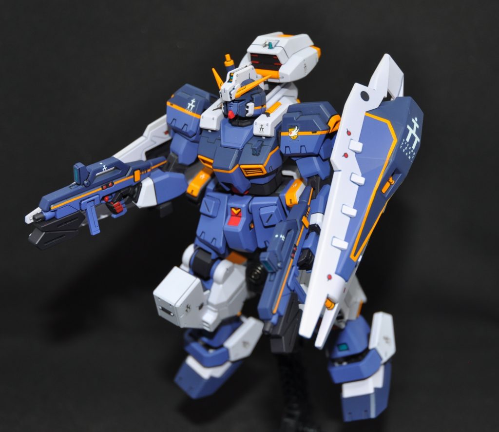 強襲形態事実上のヘイズル標準形態ですね。実物はもうちょい紫っぽいんですが、どうも写真で表現するのが難しい…かつてGセルフのビームライフルの塗り分けにムギャー!てなるぐらい苦戦した記憶があるのですが、ヘイズルのライフルはその数段上でした。しかも2丁…