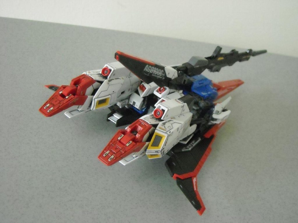 欠点はパーツが細かくて関節が固いので、変形やポージングの過程で破損しやすい点ですかね～