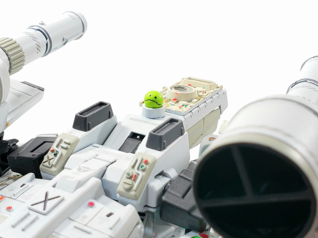 R2-D2の代わりにガンダム界のサポートメカ、ハロが搭載されています。BB弾で作りました( ´Д`)大変ダッタ