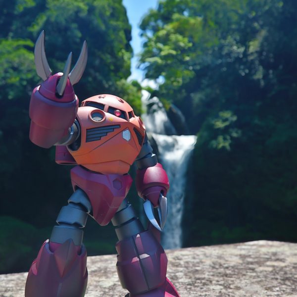 「ジオンの滝」のズゴック