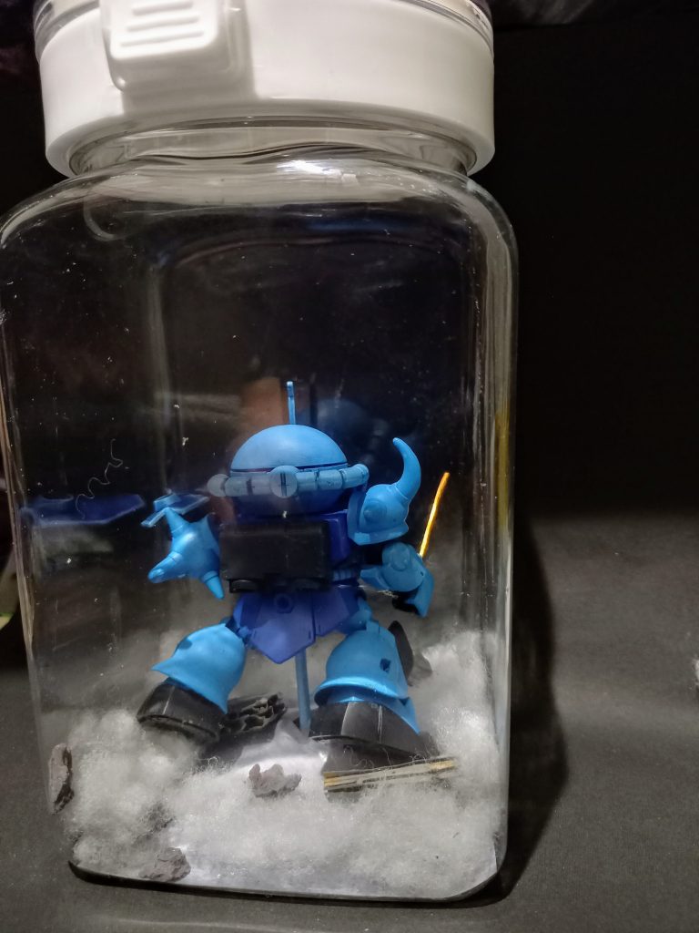 ビンはプラ製　ランナー刺して固定