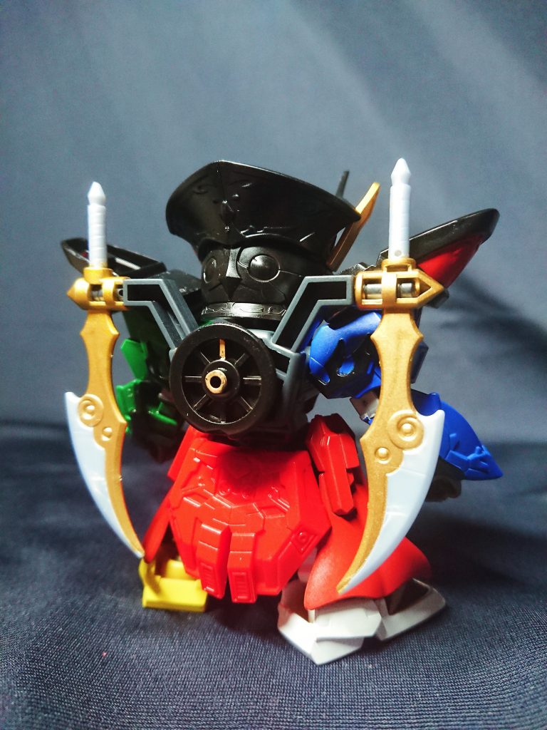 武器のサーベル(ゴーカイケン)は通常は腰に懸架しますが、パーツ仕様で懸架が不可。できても邪魔になるので、背部に背負うようにアレンジしました