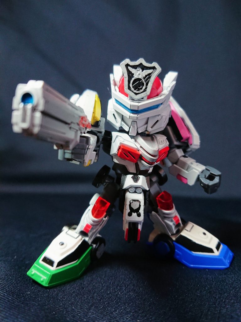 武器はシグナルキャノン風の大型銃、シグナルマグナムと、手錠のワッパーです。シグナルマグナムは信号機を模した3連の銃口ではなく、1発毎に銃口の色が変わり、3発だけ撃てる設定の銃です。銃武器を目立たせるため、ジャッジメントソードはオミットしました。