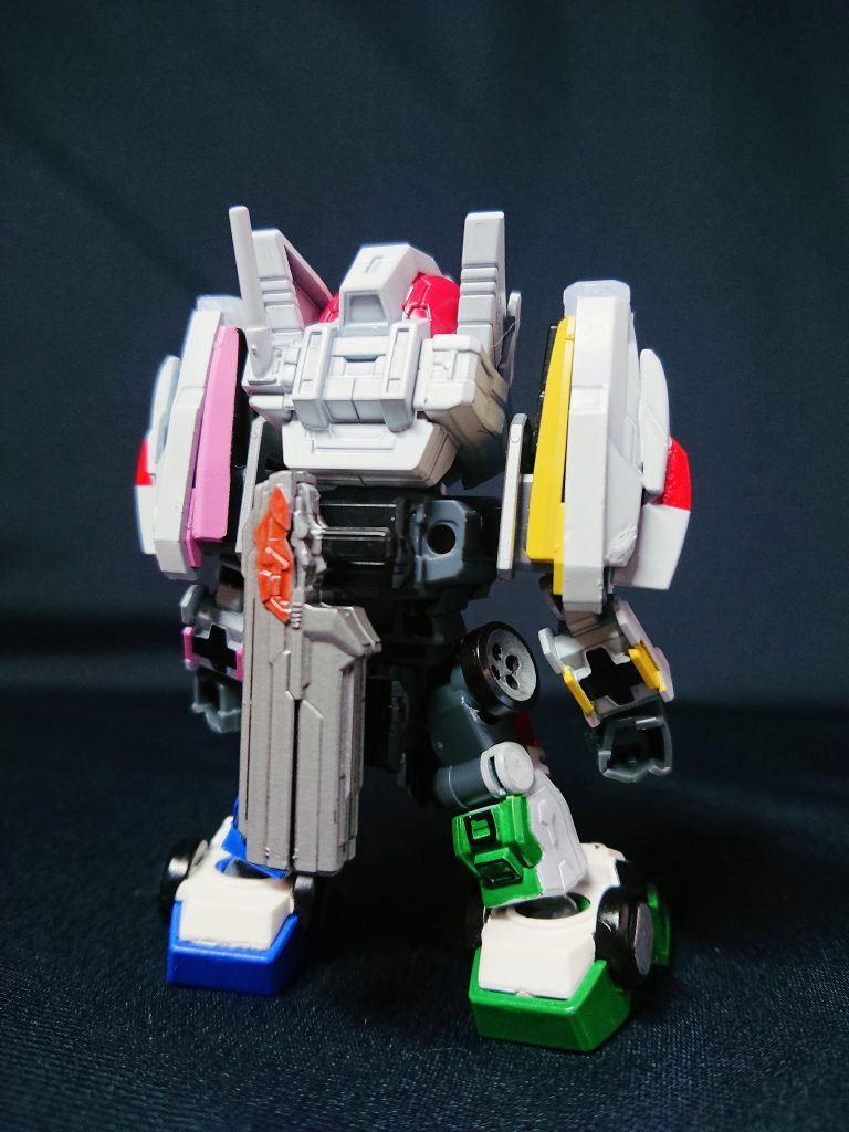 武器未使用時はマグナム背部に、ワッパーは肩に懸架できます。