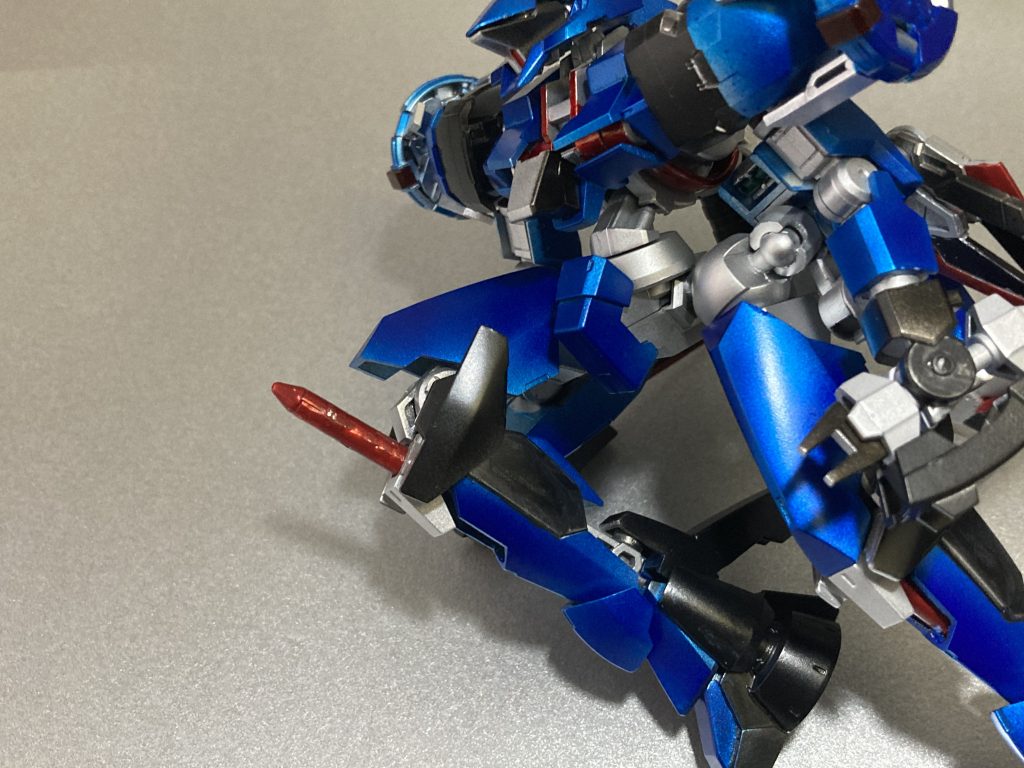 隠し武装 膝の関節部に設けたパイルバンカー。膝を大きく曲げると赤い杭の先端部分が出てきて抜き出すことが出来るようになっています。