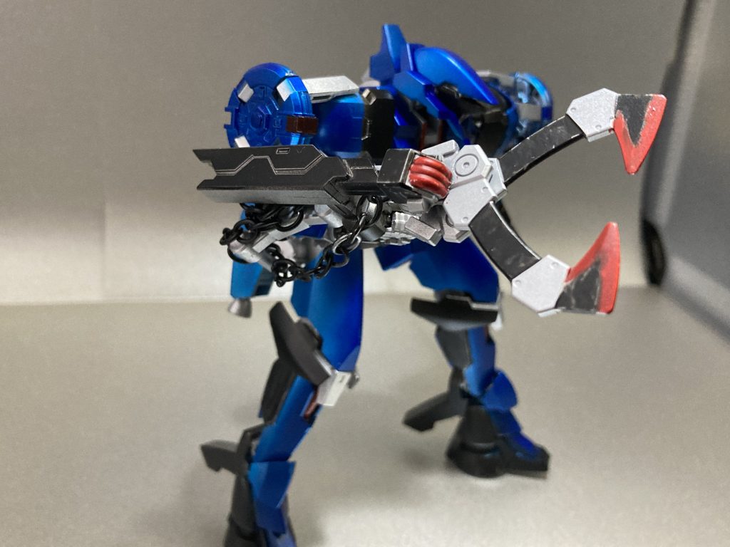 大鋏 鷹爪背部にマウントしている手持ち式の大型武装。先端部を閉じたままで打撃、開けば大型のクロ―となっています。