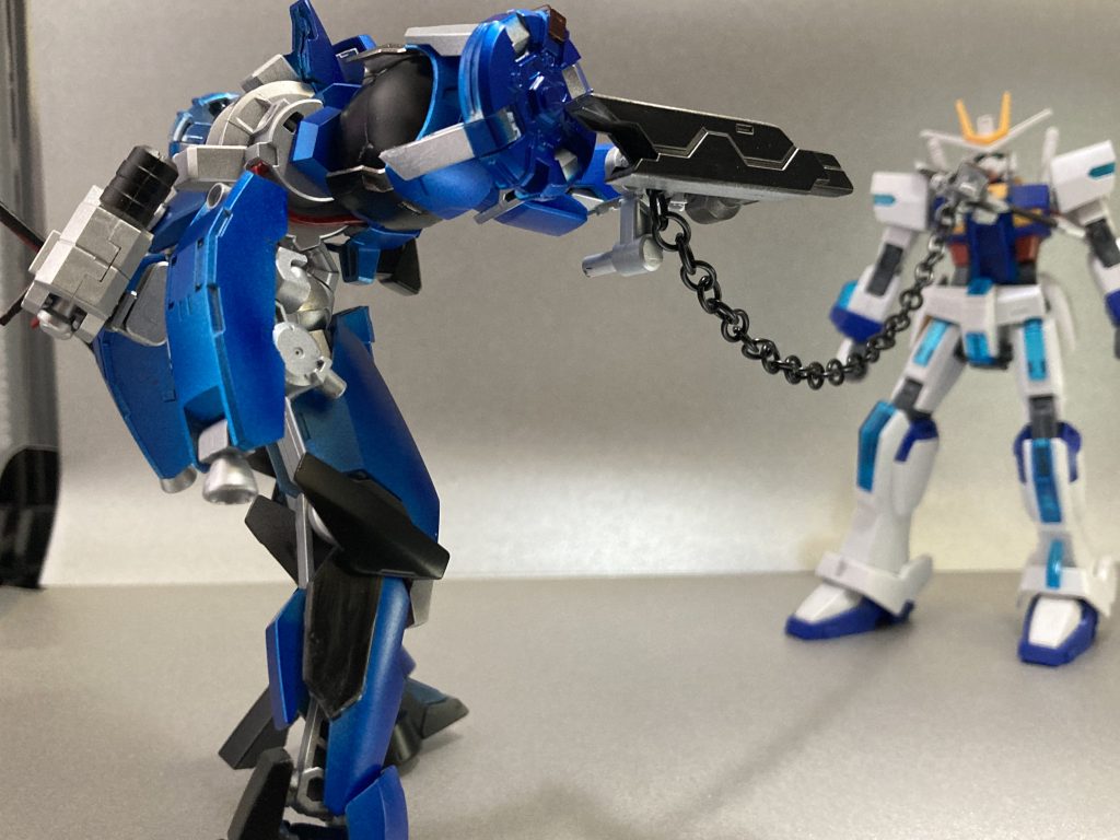 先端部は射出状態を再現。チェーンは武装後方のハンドルで巻取り可能となっています。