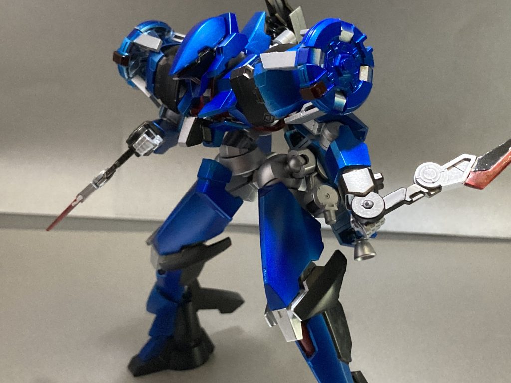 可変短刀 燕翼マグネットを用いてグリップを畳んだり、刃の部分を飛ばしたり、組み合わせてソードブレイカーにしたりと様々な形にできるようになっています。左腕マウント時はキット付属のガントレットの形に近いようにイメージしました。