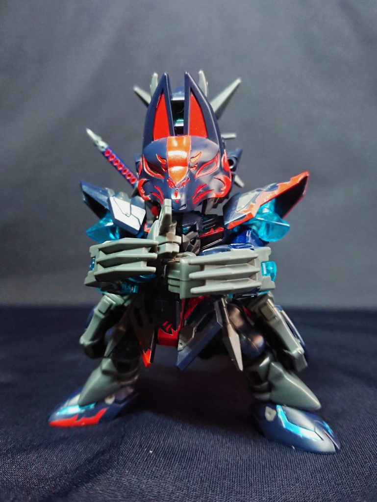 肘関節のおかげで忍術ポーズもできます。ポーズ中の狐面は顔に被らせたほうが忍者らしい？潜狐形態時の足パーツは太ももではなく膝横に取り付けになるため、ピンを取り付ける加工が必要です。