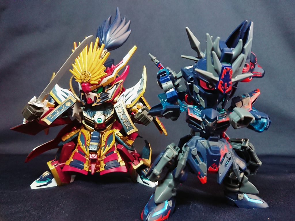 担いだ刀を後ろ手で抜刀させるポーズもできます。