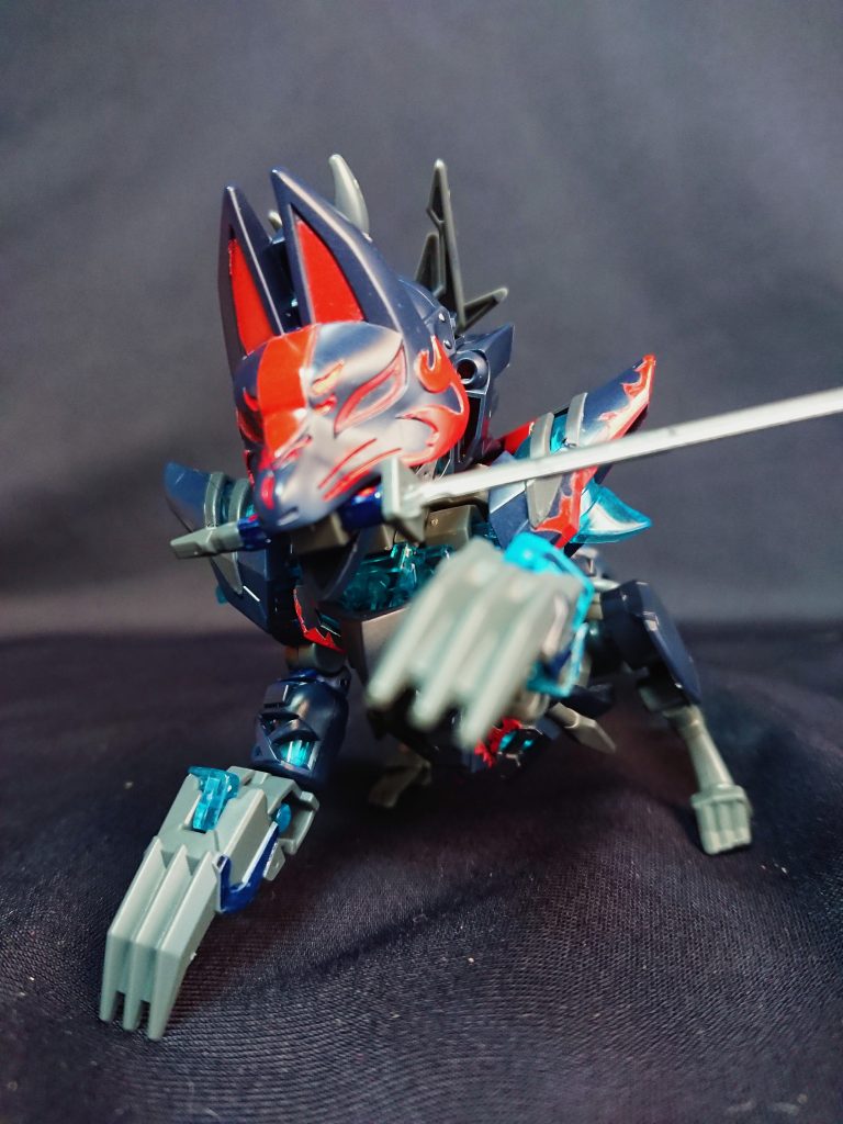 派手な動きもできます。爪パーツのクリアブルー接続ピンですが、軟性が無く接続穴もかなりぎゅうぎゅうなので、非常に折れやすいのが難点です。何故これを破損しやすいクリアパーツにしたのか…