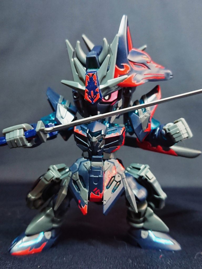 今回のSDGWHのCSフレームは佐助デルタガンダムです。身長が伸びる分、細身なスタイルも際立ってくるので、忍者デザインによく似合います。ファイアパターンは全塗装しています。