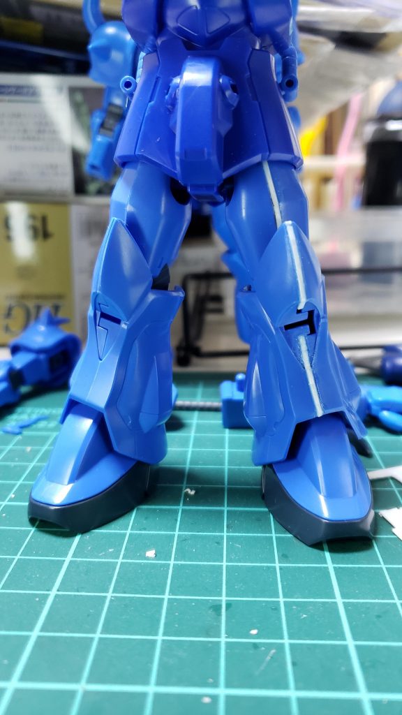 脚部1mm幅増し。1mm増えただけで下半身が太ましくガッチリした感じに。