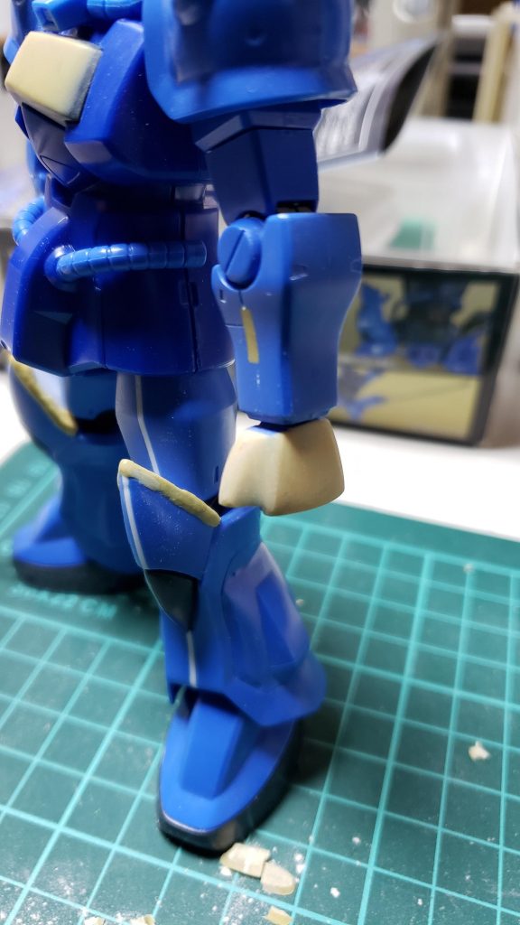 胸の黒パーツがぺったんこだったのでパテで幅増し。シールドは装備しないつもりなので、シールド用のヒンジも塞ぎました。