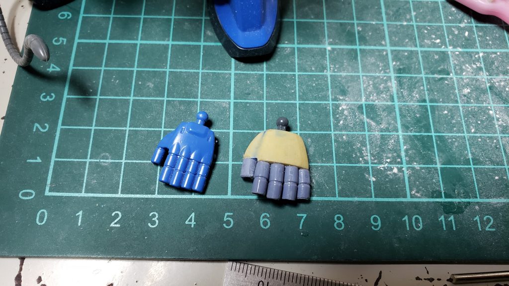 フィンガーバルカンものっぺりしすぎなので、パテでガッツリ大きくしました。ちなみに指はHGジオングの指を関節1つ分詰めて使用。バルカンとマニュピレーターの中間みたいな形を意識しました。