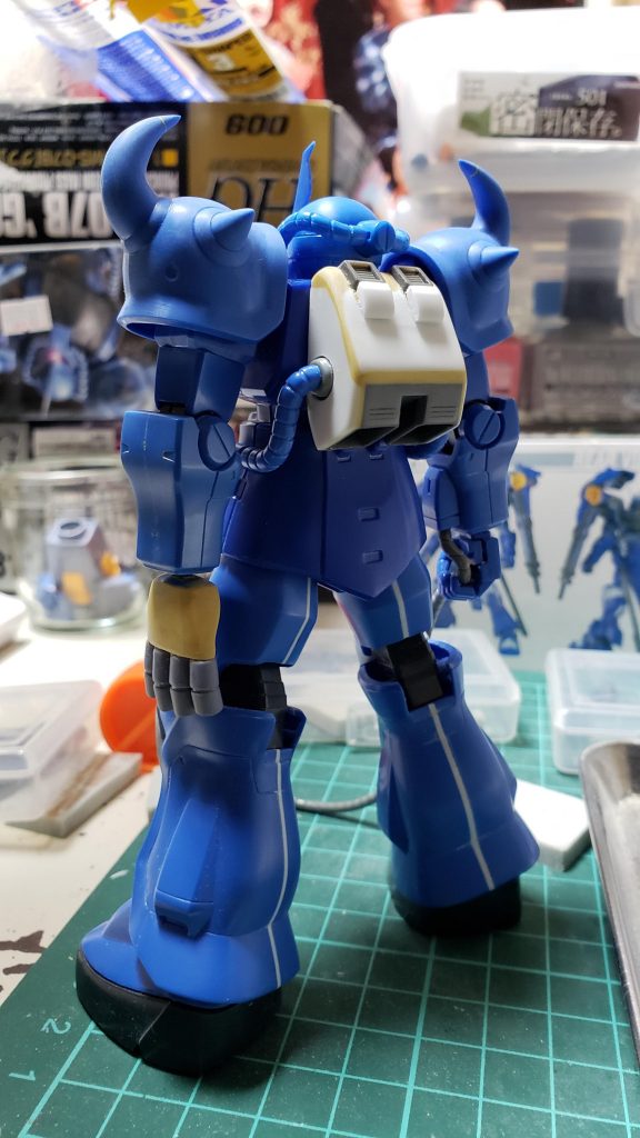 バックパックは新HGグフのヤツをベースに、プラ板とパテで幅増し、排気用ダクトというテイでディテールアップもしました。