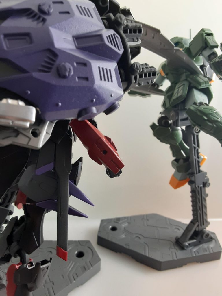 本機の必殺技のひとつである「ゼノ・アサルト」、その大型のシザースユニットで敵を挟み込み、後部に付属している2連衝撃砲で敵を穿ち破壊するというものです。また2連衝撃砲を使わずにそのまま切断するという方法に切り替えることができますがその特徴が故、敵とインファイトに持ち込む必要があるというのが発動条件となっています。