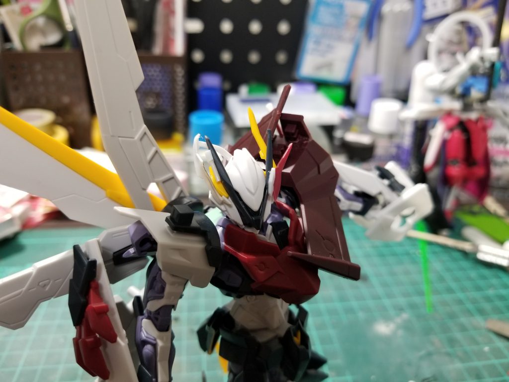 1番悩んだ顔周りの造形車のスポイラー、戦車の砲身、鳥のくちばし、鮫の鰭、サソリの尻尾兼ヘラクレスの角という意識で造形してあります。