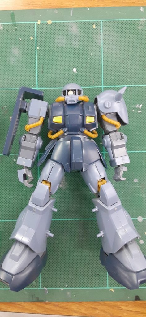 素組状態 ハイザック単体を自分好みに各部改修していきます。胸部、腰部にかけてアールのついたデザインラインですが、直線的なラインに変更していきます。