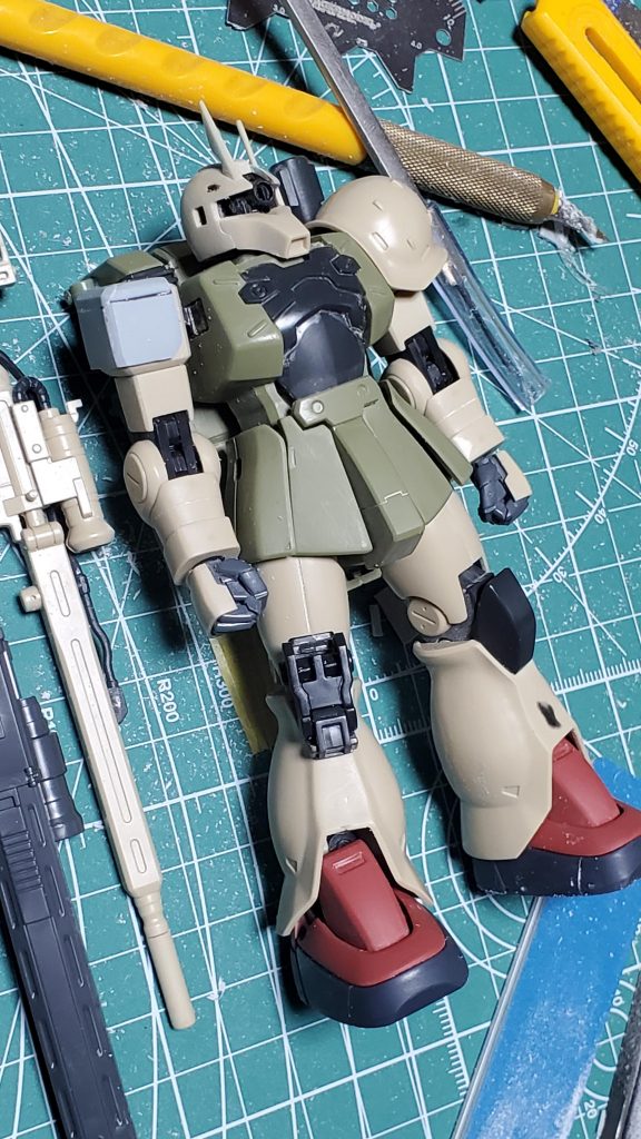 足首はオリジンザクから移植。可動箇所が少し増えますね。