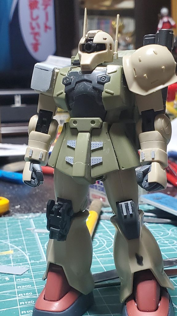プラ板切って貼り付けて、少しディティールアップ。バトオペのディティールを再現したいと思いましたけど断念。オリジナルに。