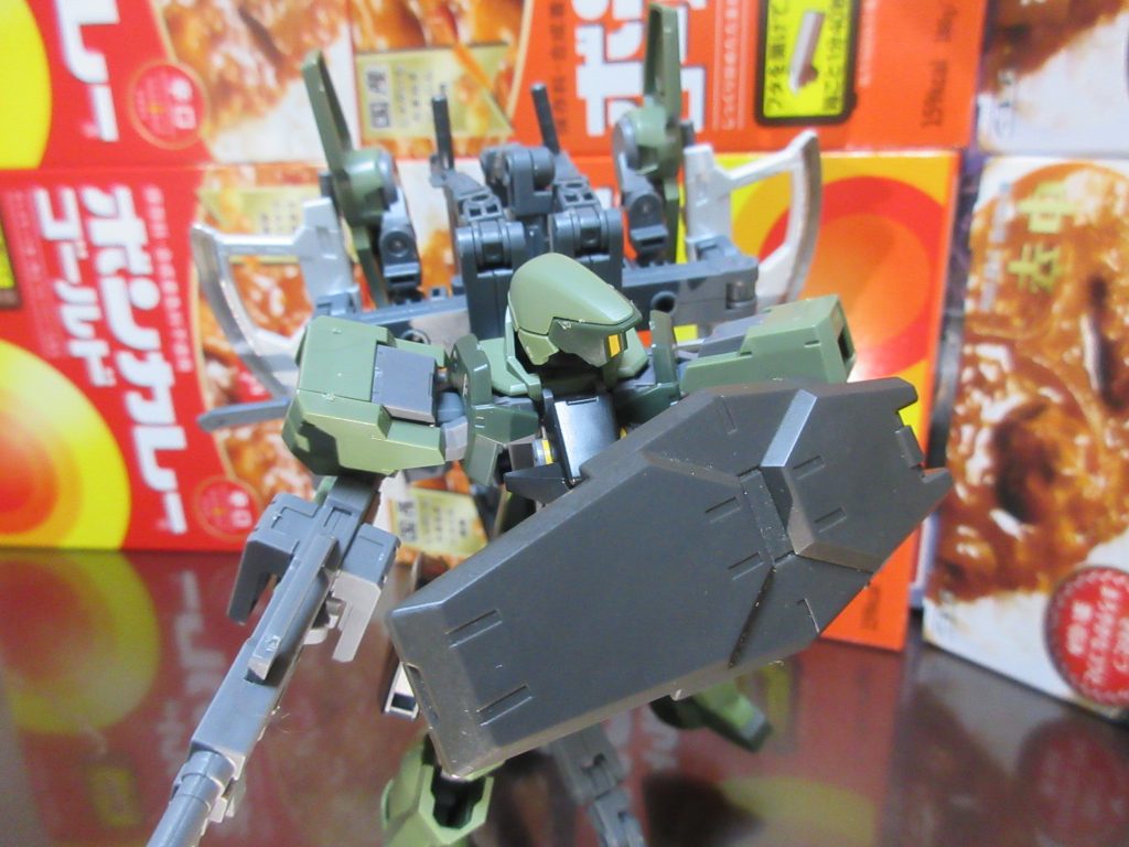 グレイズアインのコックピットをそのまま流用してるのでちょっとした異質感を感じさせる。