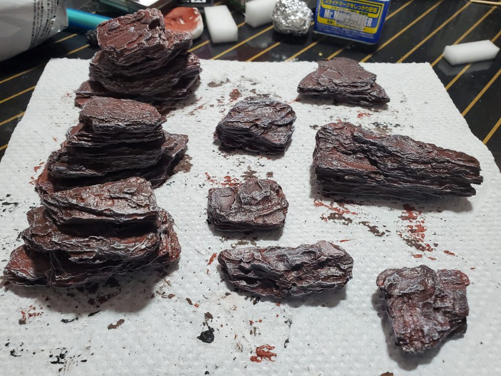 岩石はおきまりのバークチップ。