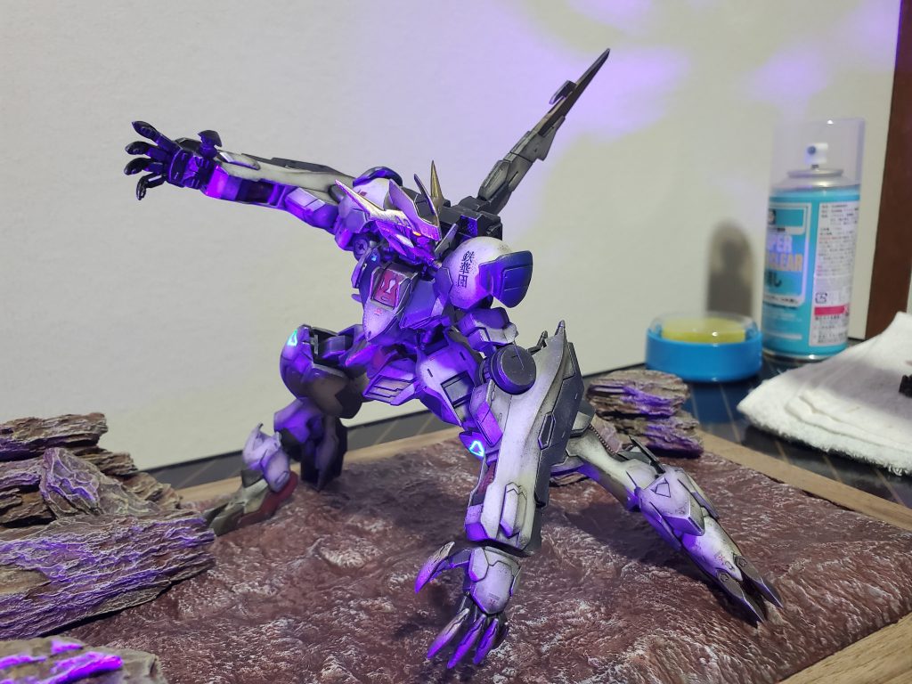 メインカメラと膝のマークは蛍光塗料で発光します。