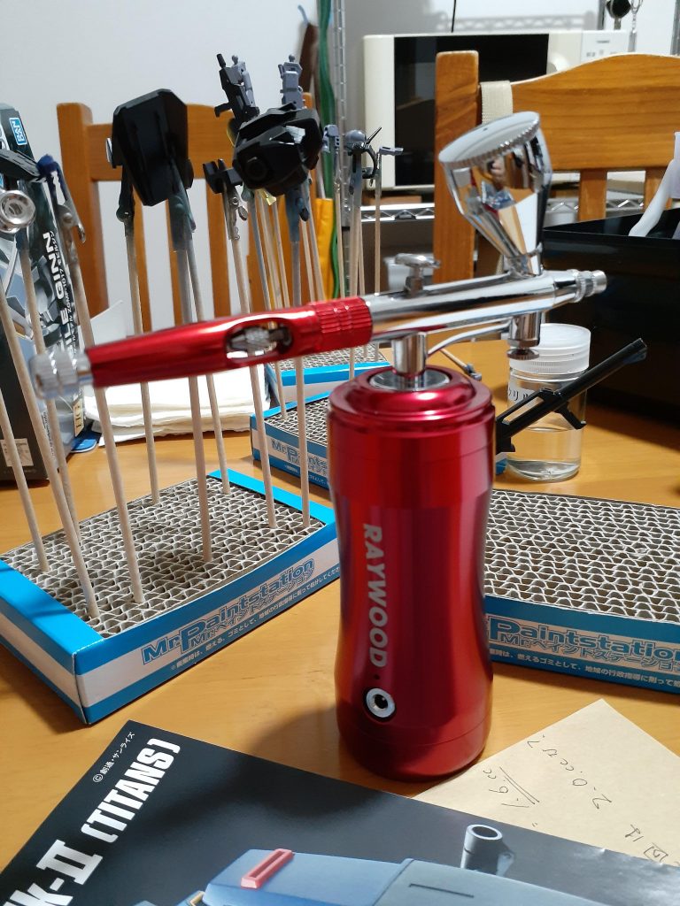 充電式エアブラシを購入しました。音が静かで、嫁が寝静まった後でも作業可能。