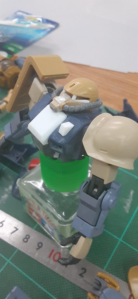 頭部はオリジンハーフキャノンのものをスリットの形状変更と口部ダクトの延長をして使用。上腕はザクⅠのものです。胸部は思いきって開胸手術をし、中央ブロックをプラ板積層で新造しました。胸部左右はアールを削り落とし直線状に修正しました。