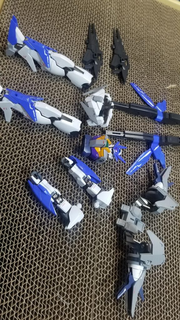 水転写デカール貼り。RGデスティニーのデカールの残りを使いました。