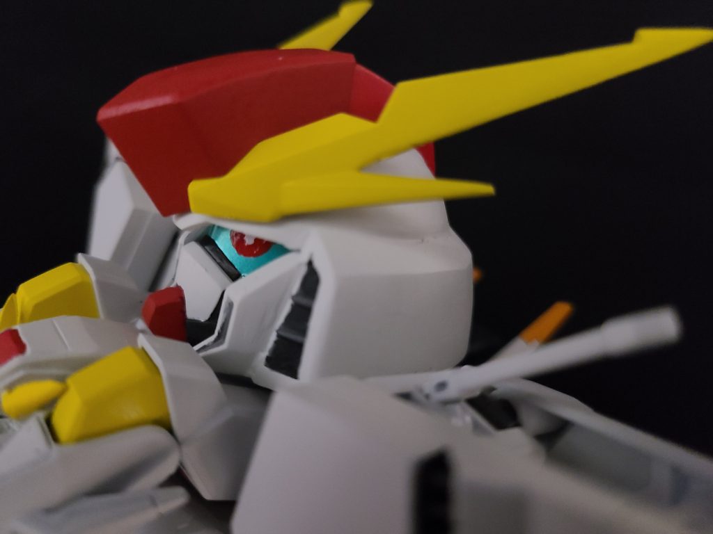 SD特有の目はこだわりました。劇場版のクスィーは悪役顔なので、武者○伝で登場した魔刃ガンダムを参考に目も悪役に寄せました。結果、他の機体ではないような特徴的な仕上がりになったと思います。