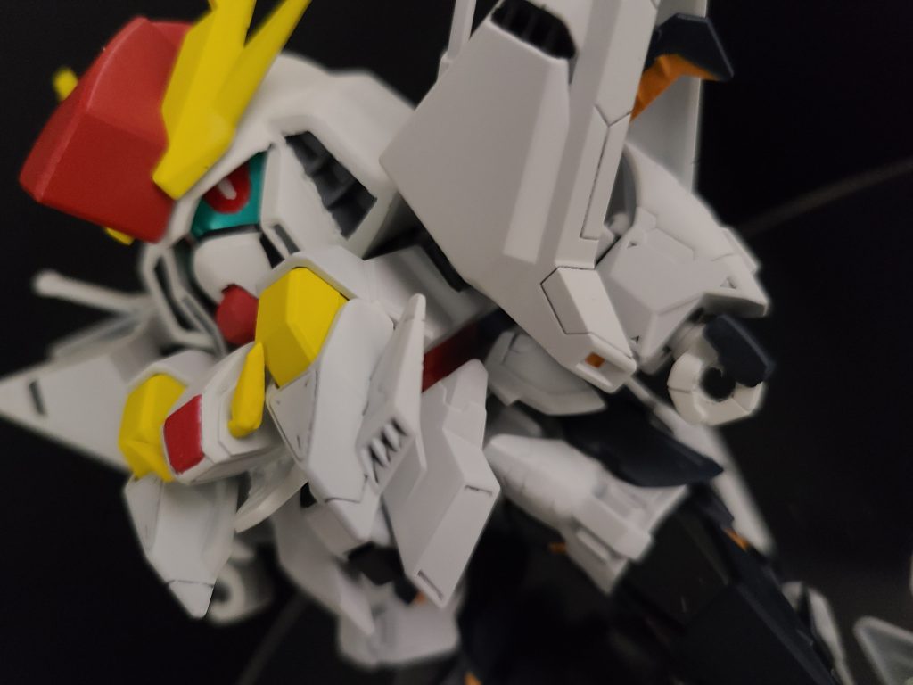 今回メインの改造は頭部ですが、次点として胸部の改造が挙げられます。アンテナと下部にプラバンを追加しただけで再現度は正直低いですが、「それっぽさ」は出せたかなと思います。