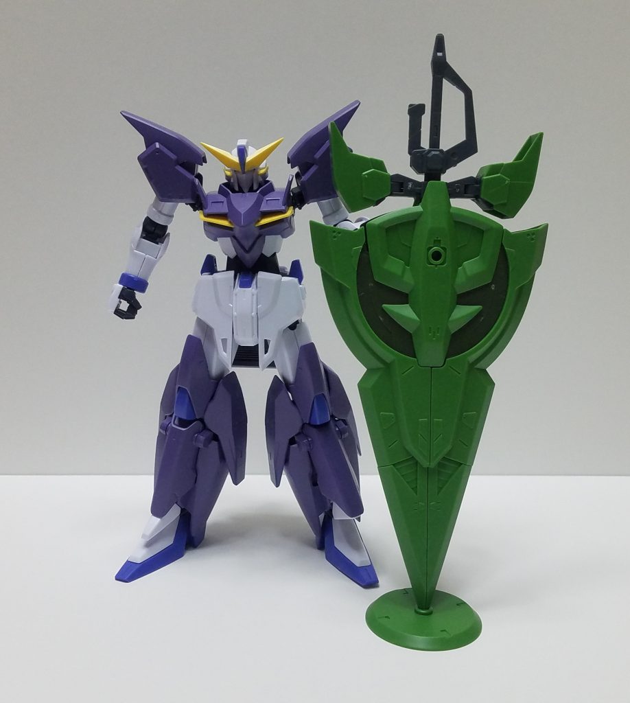 テルティウムと比べて柄まで含めると標準的なHGより頭2つ分高いぐらい。それとポージングさせるのには台座必須ですね。