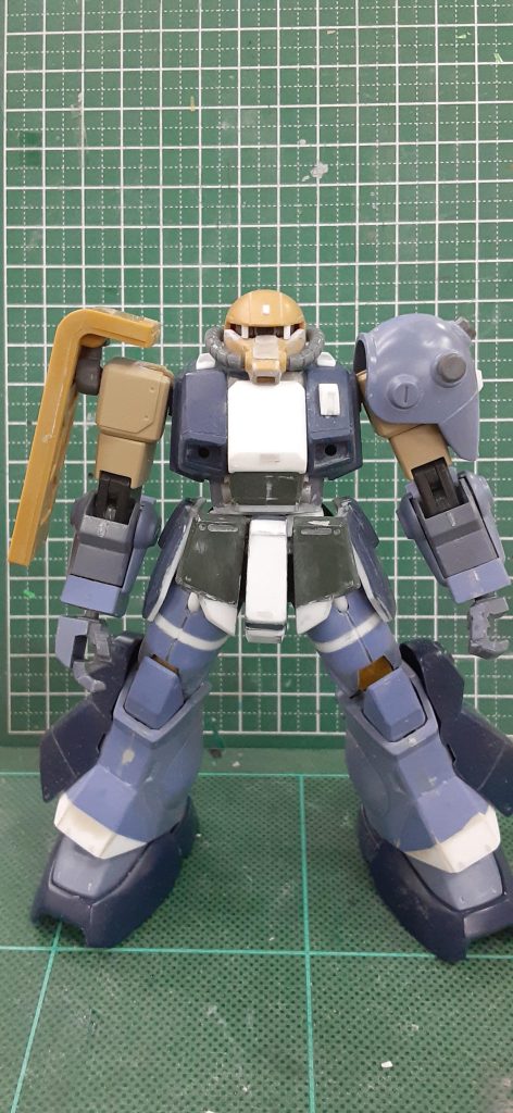 腰で1ミリ延長、太股で2ミリ延長。腰周りはフロントスカートに旧陸ジムのものに置き換え、延長して使用。サイドアーマーも幅増ししてます。その他脚部の裾にあたる部分もプラ板で延長しボリュームアップしています。