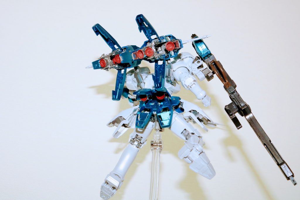 間接はもとは白ですが今回はシャインシルバーに変更しました。中学生当時買ったHGは見事に白一色で真っ白だと味気ないなぁと思った記憶があります笑