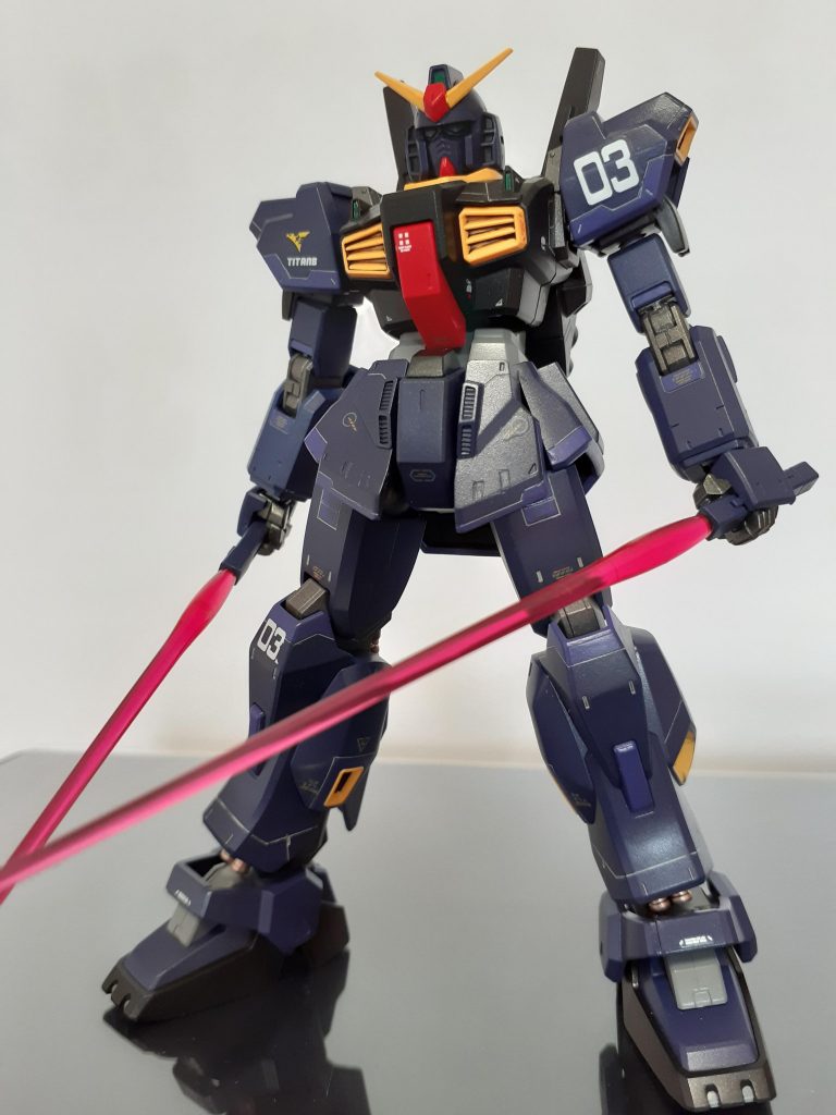 普段はサーベルを持たせない主義ですが、この機体には二刀流が似合う気がする。