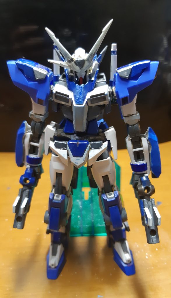 正面から、胴体、頭部、脚部、バックパックはダブルオー、腕はエクシアリペアⅡを使用しています。改めて見ると塗装酷いな…