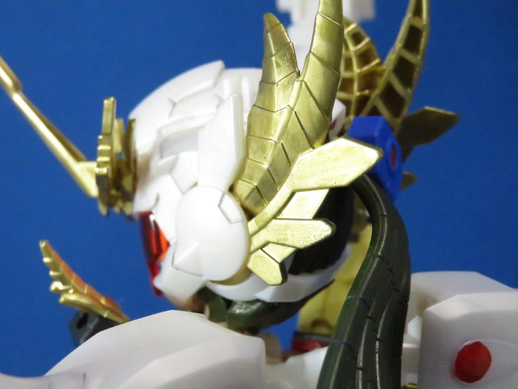 後ろ髪の下側、うなじの方の髪はダイバーナミの後頭部とエポパテでヘルメットに合わせています。